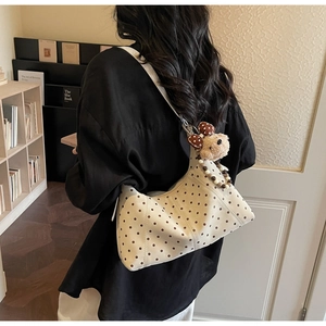 Borsa hobo a pois con ciondolo a orsetto e dettagli di perline sulla tracolla