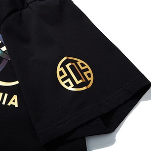 T-shirt noir surdimensionné pour hommes avec imprimé doré et logo circulaire sur la manche