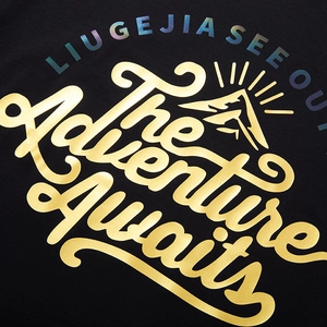 Oversized schwarzes T-Shirt mit goldenem Aufdruck und holografischem Schriftzug