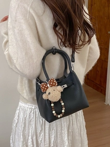 Borsa a secchiello nera in pelle litchi con ciondolo a orsetto e catena di perle
