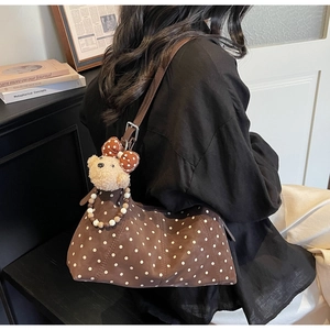 Borsa a tracolla marrone a pois con ciondolo a forma di orso in stile vintage
