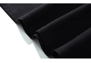 Vue macro détaillée de l'ourlet à double couture sur le tissu de t-shirt en coton noir chic