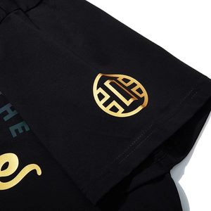 Übergröße Herren T-Shirt in Schwarz mit goldenem Metallic-Buchstabendruck am Ärmel