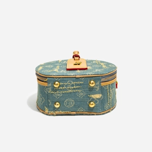 Dettaglio della borsa a tracolla in denim vintage con finiture in pelle e borchie