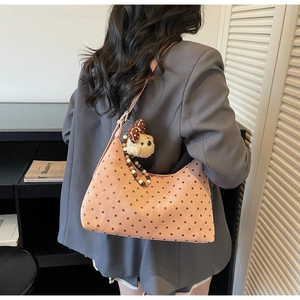 Borsa hobo rosa a pois con ciondolo a forma di orsetto e catena di perline in legno
