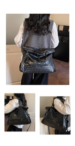 Detailansicht der großen schwarzen Hobo-Tasche mit Metallnieten und langen Fransen