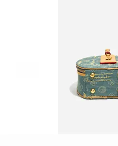 Dettaglio ravvicinato della trama in denim blu con finiture dorate e cuciture fini