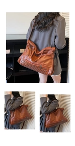 Detail der karamellfarbenen Shopper-Tasche mit Nieten, Quasten und Reißverschlusstasche