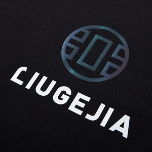 T-shirt nera in cotone con logo geometrico arcobaleno e dettaglio stampato LIUGEJIA