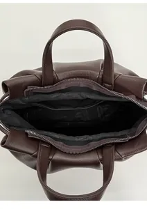 Vue de dessus d'un grand sac en cuir marron avec compartiment spacieux et zip en métal