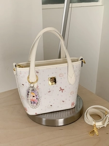 Secchiello crema chic con stampa gatto e ciondolo di perle per la moda primaverile