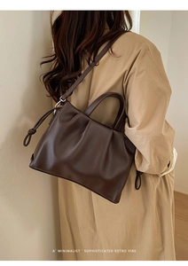 Détails du sac cabas plissé marron foncé avec nœuds coulissants et texture cuir