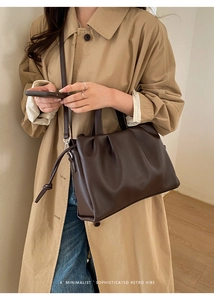 Détail du cabas plissé en cuir marron foncé montrant la texture mate et les finitions