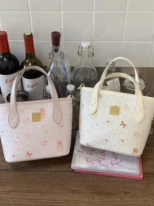 Secchiello alla moda con stampe di orsetti rosa e trama plissettata unica