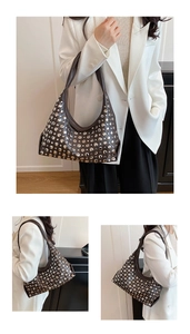 Détails du sac hobo en cuir marron avec rivets argentés et bandoulière élégante