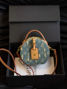 Borsa rotonda retrò in denim con monogramma jacquard e finiture in pelle marrone in scatola