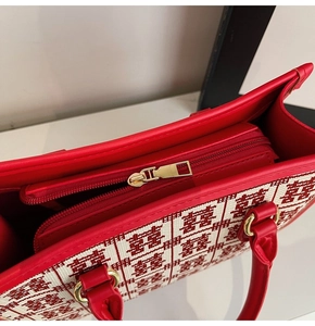 Dettaglio della borsa tote in broccato rosso e bianco con motivo Double Happiness