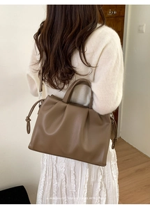 Sac fourre-tout plissé marron avec texture grainée présenté dans un décor intérieur
