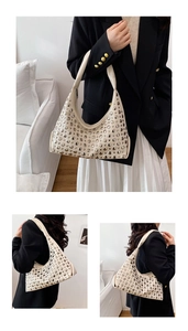 Détail d'un sac cabas crème à rivets avec clous argentés et style punk chic