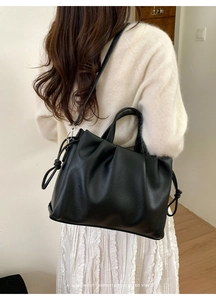 Vue détaillée du sac cabas plissé noir au style rétro et minimaliste chic