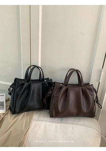 Détails rapprochés de la texture plissée et du nœud sur les sacs cabas minimalistes