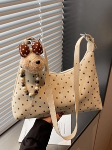 Borsa tote beige a pois con ciondolo a forma di orso e tracolla lunga in pelle