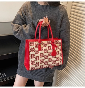 Dettaglio della borsa da sposa rossa con jacquard doppia felicità e finiture in pelle