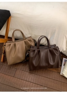 Détail de sacs cabas en cuir plissé taupe et marron foncé au design rétro minimaliste