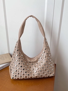 Sac hobo vintage couleur abricot avec rivets argentés et large bandoulière de mode