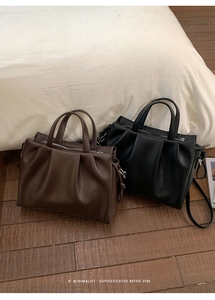 Détails de la texture du cuir plissé et des ferrures sur les sacs cabas
