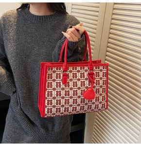 Dettaglio della borsa da sposa con ricamo rosso Doppia Felicità e finiture in pelle