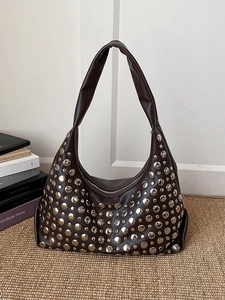 Sac seau vintage marron foncé avec rivets métalliques et fermeture éclair