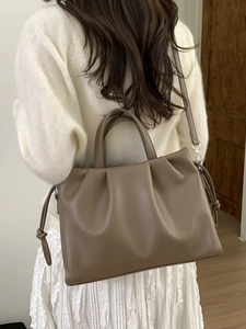 Sac fourre-tout plissé marron café pour femme avec bandoulière et cordon de serrage