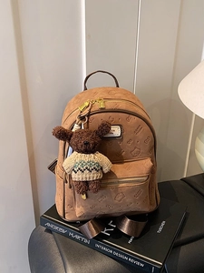 Brauner Leder-Minirucksack mit Zeichentrick-Prägung und Plüschbär-Anhänger
