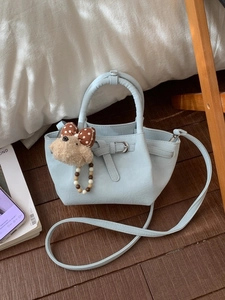 Sac seau plissé bleu clair avec boucle en métal et accessoire charm en peluche