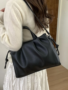 Sac fourre-tout noir plissé minimaliste avec texture cuir et bandoulière