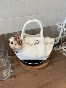Sac sceau blanc à plis avec breloque ourson mignon pour femmes style moderne