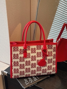 Borsa da sposa rossa e beige con motivo tradizionale e ciondolo a cuore