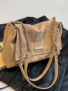 Borsa tote kaki minimalista con trama plissettata e catena argentata per uso quotidiano