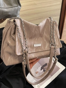 Borsa tote beige con trama marmorizzata e tracolla a catena d'argento da donna
