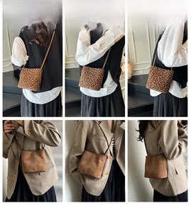 Détail montrant des mini sacs bandoulière léopard et daim marron portés par un mannequin