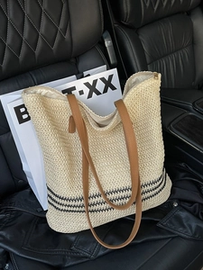 Minimalistische gewebte Stroh-Shopper-Tasche mit schwarzen Streifen und Lederriemen
