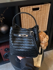 Fashion Woven PU Leather Bucket Bag For Women Retro Woven Handbag With Furry Charm Crossbody Shoulder Bag Street Style Elegant Woven Tote