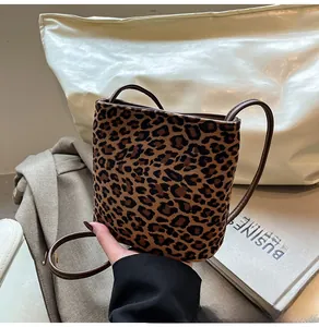 Détails du petit sac à bandoulière pour femme avec motif léopard et fines anses brunes