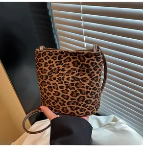 Détail du sac à bandoulière léopard avec sangle en similicuir marron et finition texturée