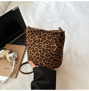 Sac à bandoulière léopard élégant avec fines bretelles marron dans un cadre cosy