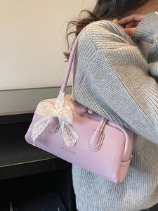 Sac Boston lavande à texture de litchi et accessoire de nœud en dentelle blanche