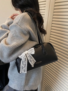 Sac Boston minimaliste en cuir noir avec nœud en dentelle blanche et bandoulières