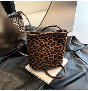 Détail du sac seau léopard avec texture fausse fourrure et fine bandoulière en cuir
