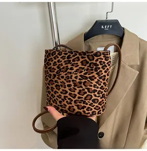 Détail du sac seau à imprimé léopard avec texture en fausse fourrure et fine bandoulière